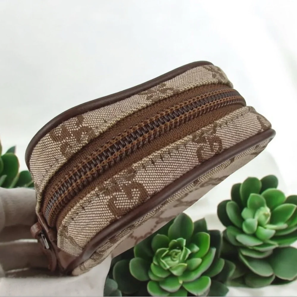 GUCCI Signature Canvas/Leather Pouch 😍